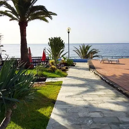 Lidia & Paco Two Bedrooms Beachfront Vakantiehuis *